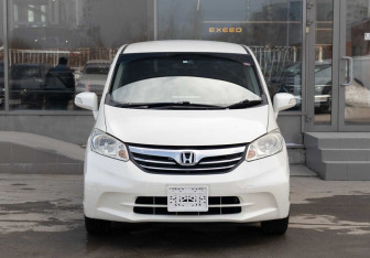 Подержанный автомобиль Honda Freed 2012 года (2 фото)