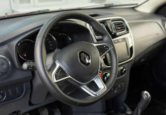 Подержанный автомобиль Renault Sandero 2020 года (11 фото)