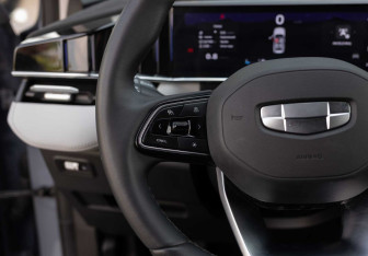 Подержанный автомобиль Geely Atlas 2024 года (12 фото)