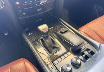 Подержанный автомобиль Lexus LX 2021 года (14 фото)