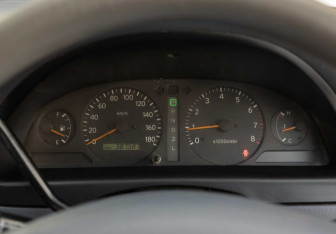 Подержанный автомобиль Toyota Ipsum 1997 года (12 фото)