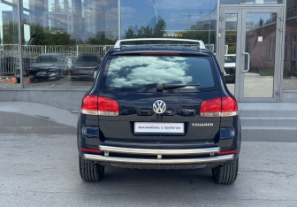 Подержанный автомобиль Volkswagen Touareg 2005 года (6 фото)