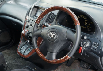 Подержанный автомобиль Toyota Harrier 2002 года (11 фото)