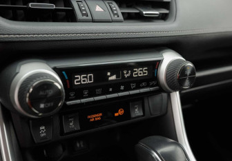 Подержанный автомобиль Toyota RAV4 2020 года (14 фото)