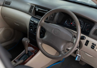 Подержанный автомобиль Toyota Corolla Sedan 2002 года (11 фото)