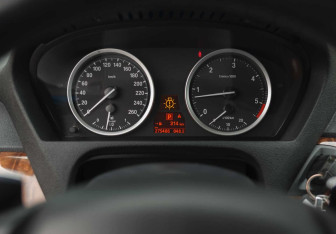 Подержанный автомобиль BMW X6 2011 года (13 фото)