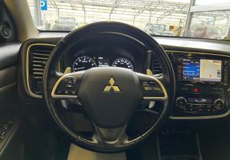 Подержанный автомобиль Mitsubishi Outlander 2014 года (11 фото)