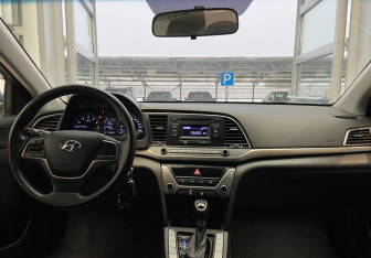 Подержанный автомобиль Hyundai Elantra Sedan 2016 года (12 фото)