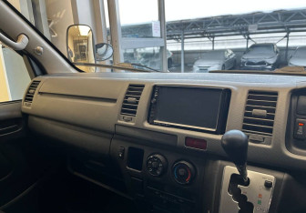 Подержанный автомобиль Toyota HiAce 2011 года (7 фото)