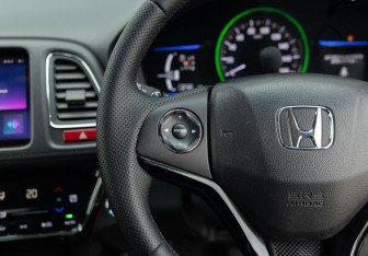 Подержанный автомобиль Honda Vezel 2013 года (12 фото)