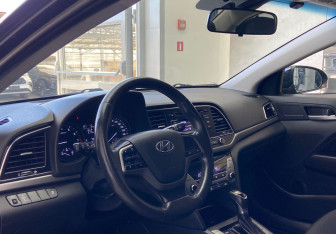 Подержанный автомобиль Hyundai Elantra Sedan 2017 года (9 фото)