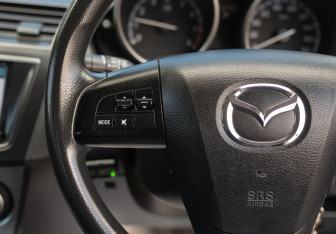 Подержанный автомобиль Mazda Axela Sedan 2012 года (12 фото)