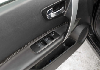 Подержанный автомобиль Nissan Qashqai 2007 года (16 фото)