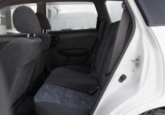 Подержанный автомобиль Nissan Wingroad 2000 года (16 фото)