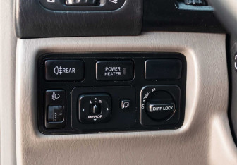 Подержанный автомобиль Toyota Land Cruiser Suv 2002 года (17 фото)