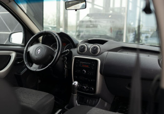 Подержанный автомобиль Renault Duster 2014 года (10 фото)