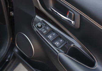 Подержанный автомобиль Toyota Harrier 2019 года (16 фото)