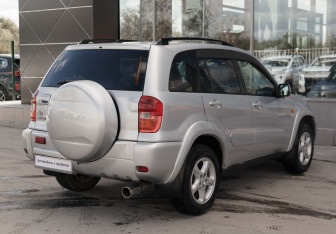 Подержанный автомобиль Toyota RAV4 2002 года (5 фото)