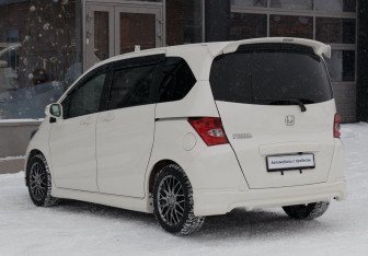 Подержанный автомобиль Honda Freed 2010 года (7 фото)