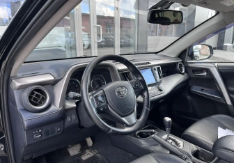 Подержанный автомобиль Toyota RAV4 2017 года (10 фото)