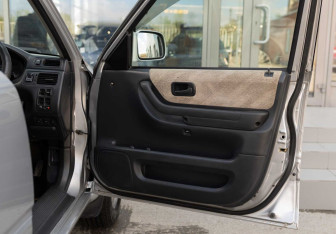 Подержанный автомобиль Honda CR-V 2001 года (14 фото)