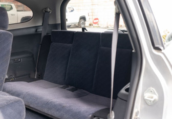 Подержанный автомобиль Honda Stream 2002 года (17 фото)