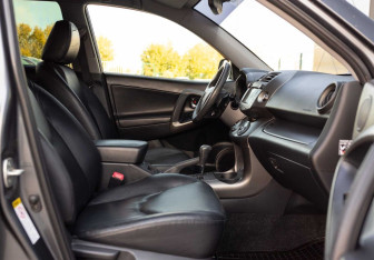 Подержанный автомобиль Toyota RAV4 2012 года (22 фото)