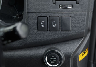 Подержанный автомобиль Toyota ISis 2013 года (17 фото)