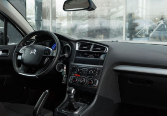 Подержанный автомобиль Citroen C4 Sedan 2013 года (10 фото)