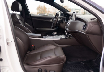 Подержанный автомобиль Kia Stinger 2018 года (28 фото)