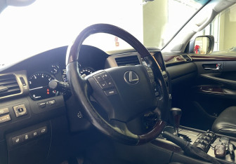 Подержанный автомобиль Lexus LX 2015 года (7 фото)
