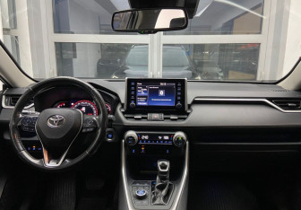 Подержанный автомобиль Toyota RAV4 2020 года (11 фото)