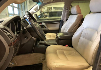 Подержанный автомобиль Toyota Land Cruiser Suv 2008 года (9 фото)