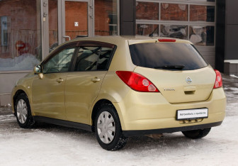 Подержанный автомобиль Nissan Tiida Hatchback 2005 года (7 фото)