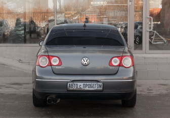 Подержанный автомобиль Volkswagen Passat Sedan 2005 года (6 фото)