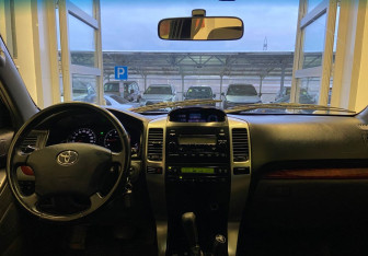 Подержанный автомобиль Toyota Land Cruiser Prado 2006 года (12 фото)