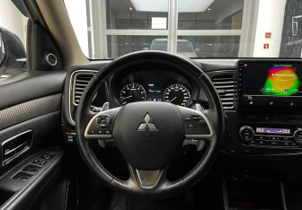 Подержанный автомобиль Mitsubishi Outlander 2013 года (13 фото)