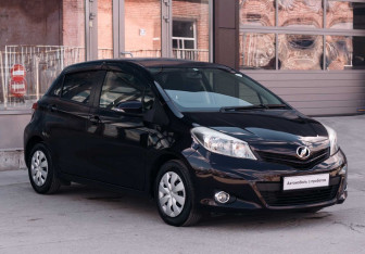 Подержанный автомобиль Toyota Vitz 2013 года (3 фото)