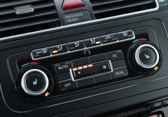 Подержанный автомобиль Volkswagen Touran 2011 года (15 фото)