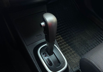 Подержанный автомобиль Nissan Tiida Hatchback 2008 года (8 фото)