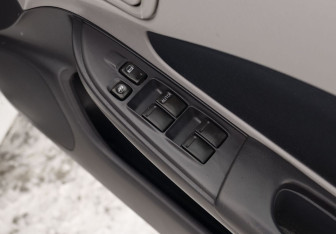 Подержанный автомобиль Nissan Wingroad 2002 года (14 фото)