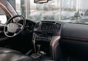 Подержанный автомобиль Toyota Land Cruiser Suv 2008 года (10 фото)