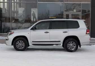 Подержанный автомобиль Toyota Land Cruiser Suv 2008 года (8 фото)