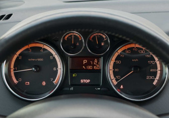 Подержанный автомобиль Peugeot 308 Hatchback 2011 года (12 фото)