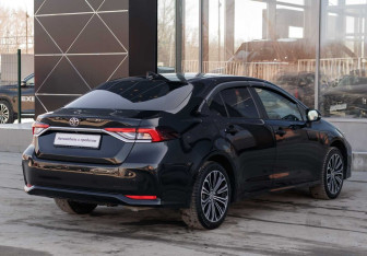 Подержанный автомобиль Toyota Corolla Sedan 2019 года (5 фото)