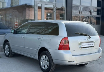 Подержанный автомобиль Toyota Corolla Wagon 2004 года (7 фото)