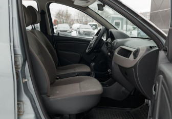 Подержанный автомобиль Renault Sandero 2011 года (16 фото)