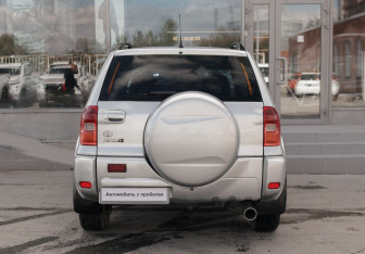 Подержанный автомобиль Toyota RAV4 2002 года (6 фото)