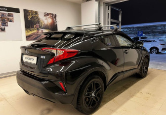 Подержанный автомобиль Toyota C-HR 2019 года (5 фото)