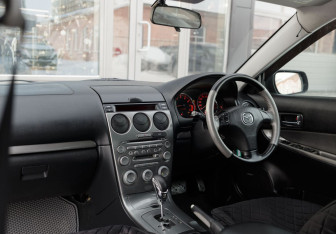 Подержанный автомобиль Mazda Atenza Sedan 2002 года (10 фото)